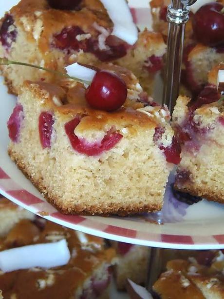 Torta di Ciliegie e Cocco dall' out fit interessante!