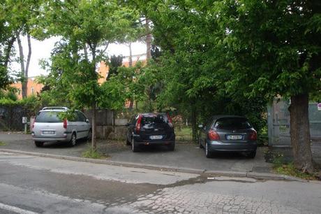 AUTO CAFONE METTONO FUORI USO UN MARCIAPIEDE! SIAMO SU VIALE MARCONI, NEI PRESSI DELLO SVINCOLO CON LA COLOMBO