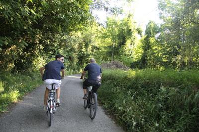 noi in bici, loro di nozze