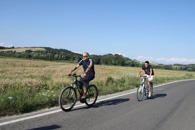 noi in bici, loro di nozze