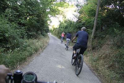 noi in bici, loro di nozze