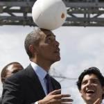 Tanzania, Barack Obama gioca con il pallone che crea energia (video)