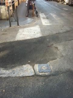 Sembrano sculture di un abile artista plastico, sono solo i marciapiedi di San Lorenzo