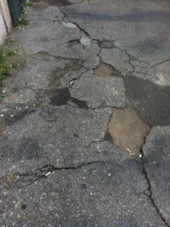 Sembrano sculture di un abile artista plastico, sono solo i marciapiedi di San Lorenzo