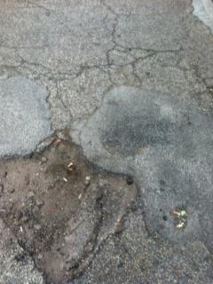 Sembrano sculture di un abile artista plastico, sono solo i marciapiedi di San Lorenzo