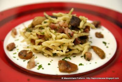 La pasta fresca ; trofie con cubetti di pancetta affumicata croccante e funghi porcini