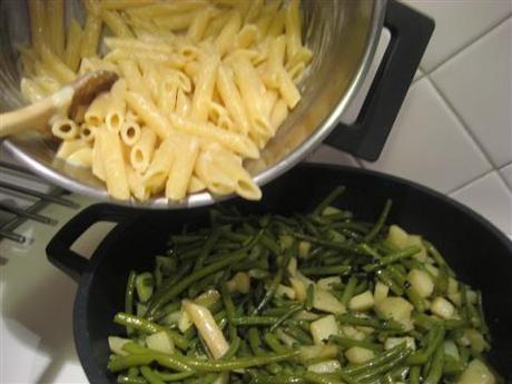 Cuocere in abbondante acqua della pasta corta poi appena dopo averla scolata aggiungervi gli 80 gr di formaggio Vergaro Alibrandi tagliato a tocchetti, e girare finché il formaggio non sarà bello fuso e filante.