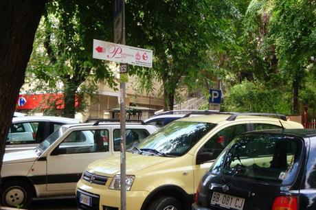 A ROMA GLI ABUSI ORMAI VENGONO TOLLERATI PER SFINIMENTO. IMPOSSIBILE STAR DIETRO A TUTTE LE SEGNALAZIONI. AMMESSO CHE CI SIA LA VOLONTA' DI FARLO...