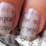 Unghie: manicure veloce stile giornale