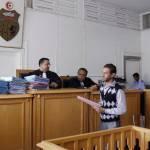 Tunisia, Amina sfida la Corte e scopre il capo in Tribunale Tunisia, Amina sfida la corte e si scopre il capo 02