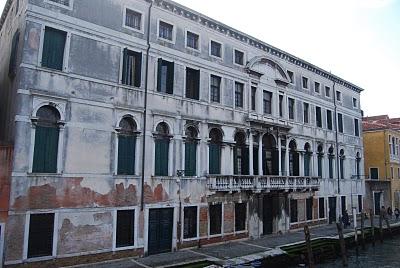 Palazzo Zenobio, sede del Collegio Armeno Moorat Raphael. Nei giorni della Biennale ospita le mostre dei russi Maxime Kantor e Sergei Nazarov.