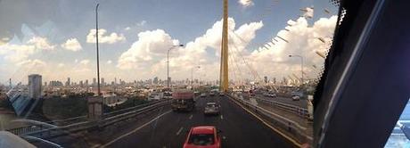 Panorami da fotografare!
La qualità non sarà delle migliori ma v’assicuro che arrivando a Bangkok da sud vale la pena fare una deviazione sul ponte Rama IX!Il ponte, percorribile anche a piedi, si erge sopra il Chao Phraya portandosi nettamente al di sopra dello skyline creato dai grattacieli e permettendo in questo modo di vedere gran parte di Bangkok.Se leggete il vecchio post 