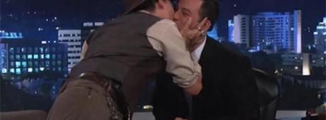 Johnny Depp bacia Jimmy Kimmel