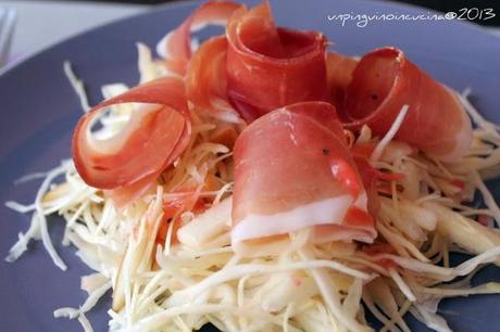 Insalata di cappuccio e pere con speck e vinaigrette al lampone