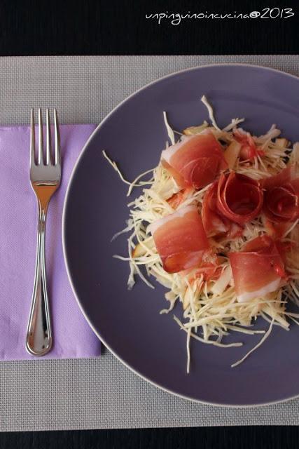 Insalata di cappuccio e pere con speck e vinaigrette al lampone