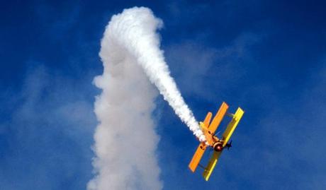 acrobatic_old_airplane_airshow_with_white_smoke-normal