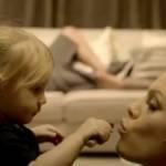 Pink, il compagno e la figlia Willow Sage nel videoclip di “True Love”