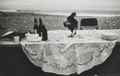 Letizia Battaglia, Nella spiaggia dell’Arenella la festa è finita, 1986, 40x50 cm