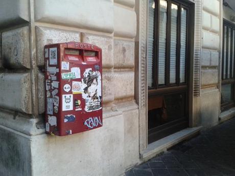 Ora voi vi fermate un attimo e date una guardata, con un pizzico di calma, a come sta messa Piazza della Rotonda (che poi sarebbe Piazza del Pantheon)