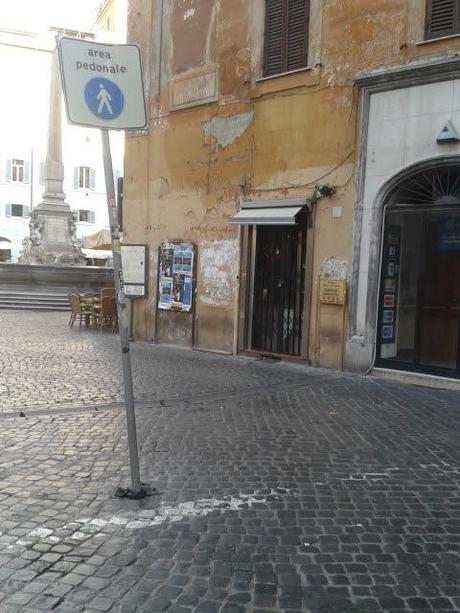 Ora voi vi fermate un attimo e date una guardata, con un pizzico di calma, a come sta messa Piazza della Rotonda (che poi sarebbe Piazza del Pantheon)
