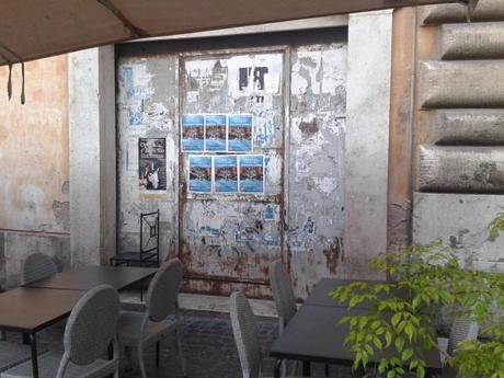 Ora voi vi fermate un attimo e date una guardata, con un pizzico di calma, a come sta messa Piazza della Rotonda (che poi sarebbe Piazza del Pantheon)