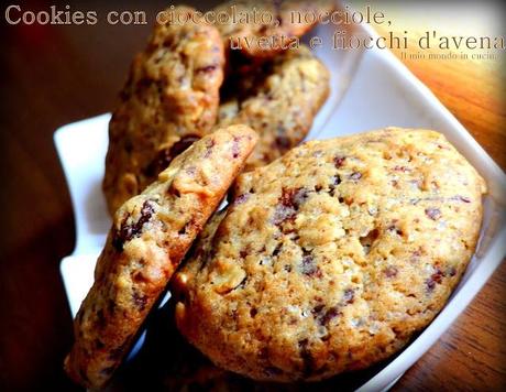 COOKIES CON CIOCCOLATO, NOCCIOLE, UVETTA e fiocchi di AVENA