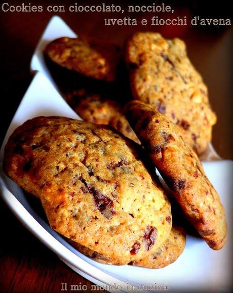 COOKIES CON CIOCCOLATO, NOCCIOLE, UVETTA e fiocchi di AVENA