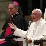 Papa Francesco: “Fa male vedere preti e suore con macchine lusso”