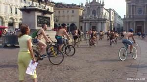 Torino, Ciclonudista, ciclisti nudi, nudisti, World Naked Bike Ride, Germania, Spagna, Canada, Stati Uniti. Parco del Valentino, Porta Nuova