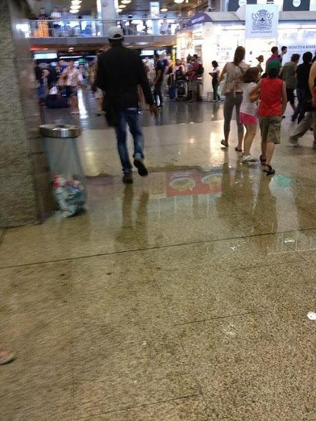 La Stazione Termini come Venezia durante l'acqua alta. Ecco le foto. Manco due ore di pioggia e lo scalo ferroviario più grande d'Europa (e relativo nodo metro) si allaga