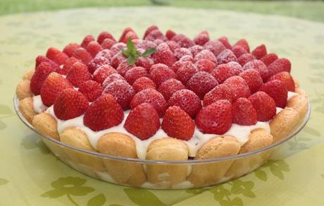 Torta fredda alle fragole con camy cream al cioccolato bianco