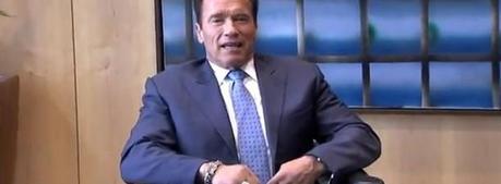 Arnold Schwarzenegger e l’anello sospetto al dito