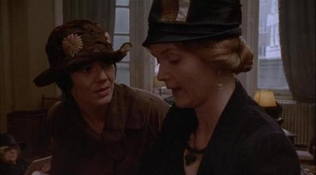 Miranda Richardson e Josie Lawrence  interpretano rispettivamente Rose Abuthnot e Lottie Wilkins
