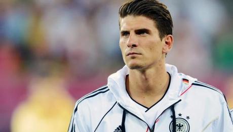 Mario Gomez vestirà viola, trovato l’accordo con la Fiorentina