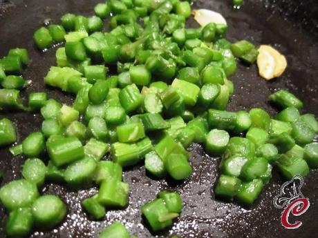 Fregola al ragù bianco di pesce, asparagi e albicocche: un esperimento, una personalizzazione e una dedica