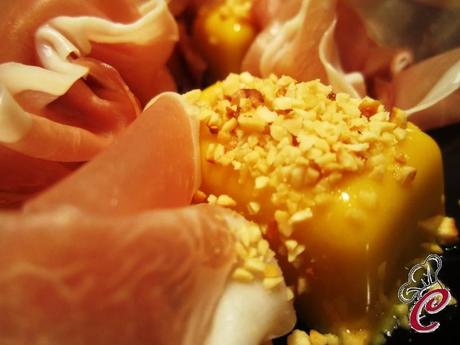 Prosciutto e melone in una rivisitazione preziosa di rose, lingotti e crema d'oro