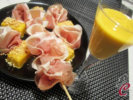 Prosciutto e melone in una rivisitazione preziosa di rose, lingotti e crema d'oro