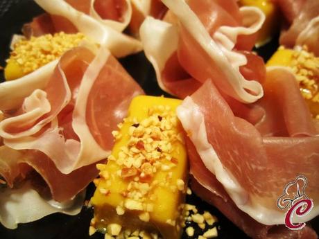 Prosciutto e melone in una rivisitazione preziosa di rose, lingotti e crema d'oro