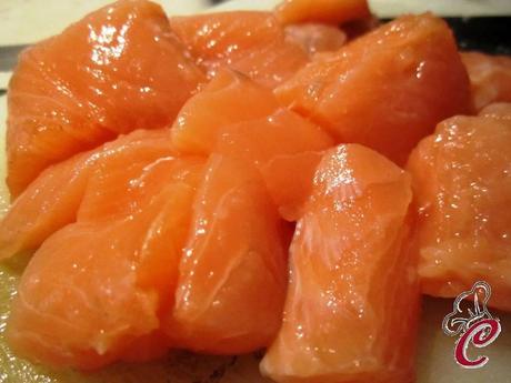 Polpette di salmone in canestro di Carasau: il mare incontra l'isola e si tinge d'oriente