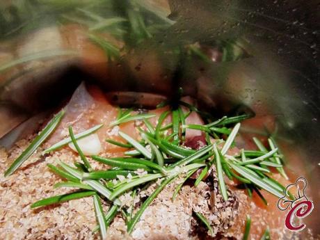 Polpette di salmone in canestro di Carasau: il mare incontra l'isola e si tinge d'oriente