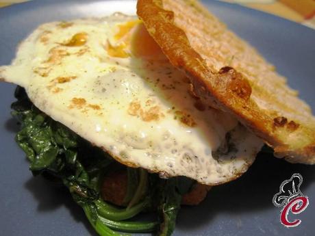 Toast di spinaci e occhio di bue in croccanti fette di pane home made: la soddisfazione che non ha eguali
