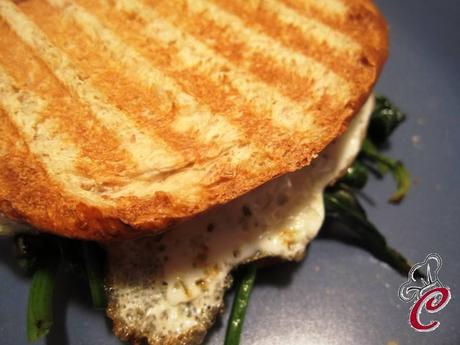 Toast di spinaci e occhio di bue in croccanti fette di pane home made: la soddisfazione che non ha eguali