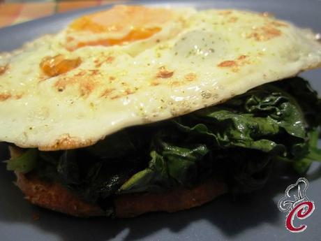 Toast di spinaci e occhio di bue in croccanti fette di pane home made: la soddisfazione che non ha eguali