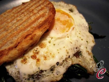 Toast di spinaci e occhio di bue in croccanti fette di pane home made: la soddisfazione che non ha eguali
