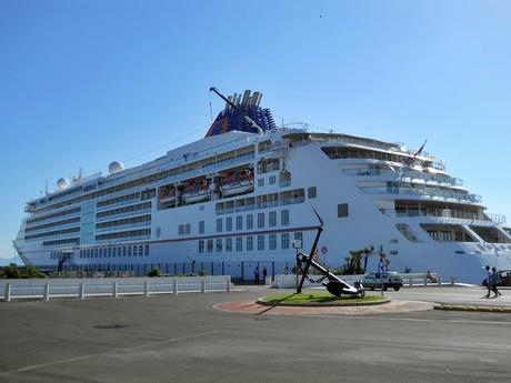 Fotonotizia: la nuova Europa 2 di Hapag-Lloyd Cruises arriva a Cagliari