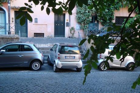 PARCHEGGIO CREATIVO A ROMA! CON LE SMART, IL FAI-DA-TE E UN PO' DI CREATIVITA', UN BUCHETTO NEL CENTRO DI ROMA LO TROVI SEMPRE. ANCHE DOVE LA SOSTA E' VIETATA...
