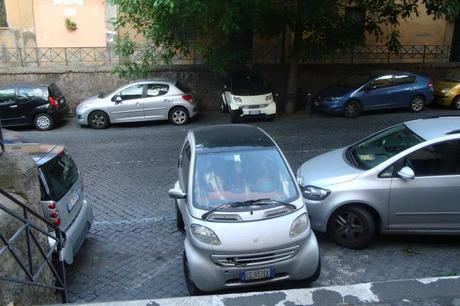 PARCHEGGIO CREATIVO A ROMA! CON LE SMART, IL FAI-DA-TE E UN PO' DI CREATIVITA', UN BUCHETTO NEL CENTRO DI ROMA LO TROVI SEMPRE. ANCHE DOVE LA SOSTA E' VIETATA...