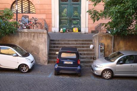 PARCHEGGIO CREATIVO A ROMA! CON LE SMART, IL FAI-DA-TE E UN PO' DI CREATIVITA', UN BUCHETTO NEL CENTRO DI ROMA LO TROVI SEMPRE. ANCHE DOVE LA SOSTA E' VIETATA...