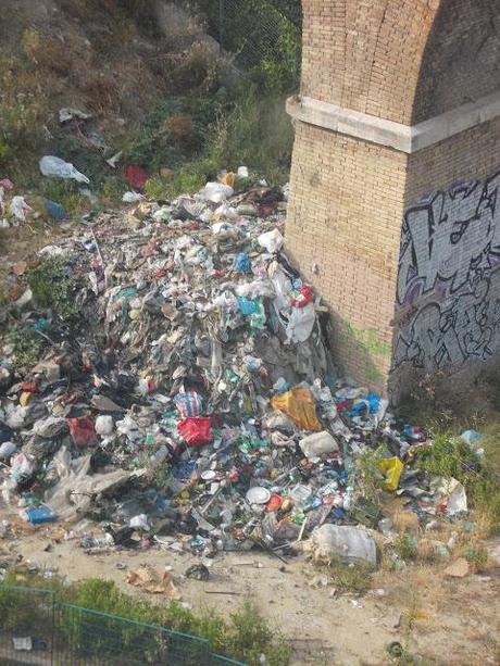 L'ex bellissimo ponte ferroviario che doveva diventare un belvedere, ma che è diventato un accampamento abusivo a pochi metri da San Pietro. Foto atroci