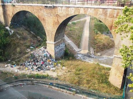 L'ex bellissimo ponte ferroviario che doveva diventare un belvedere, ma che è diventato un accampamento abusivo a pochi metri da San Pietro. Foto atroci